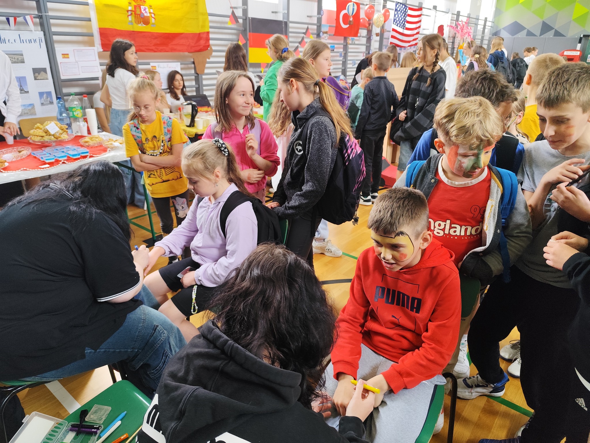 Obraz przedstawiający Dzień Języków Obcych w "Dwójce" – podróż dookoła świata bez wychodzenia ze szkoły