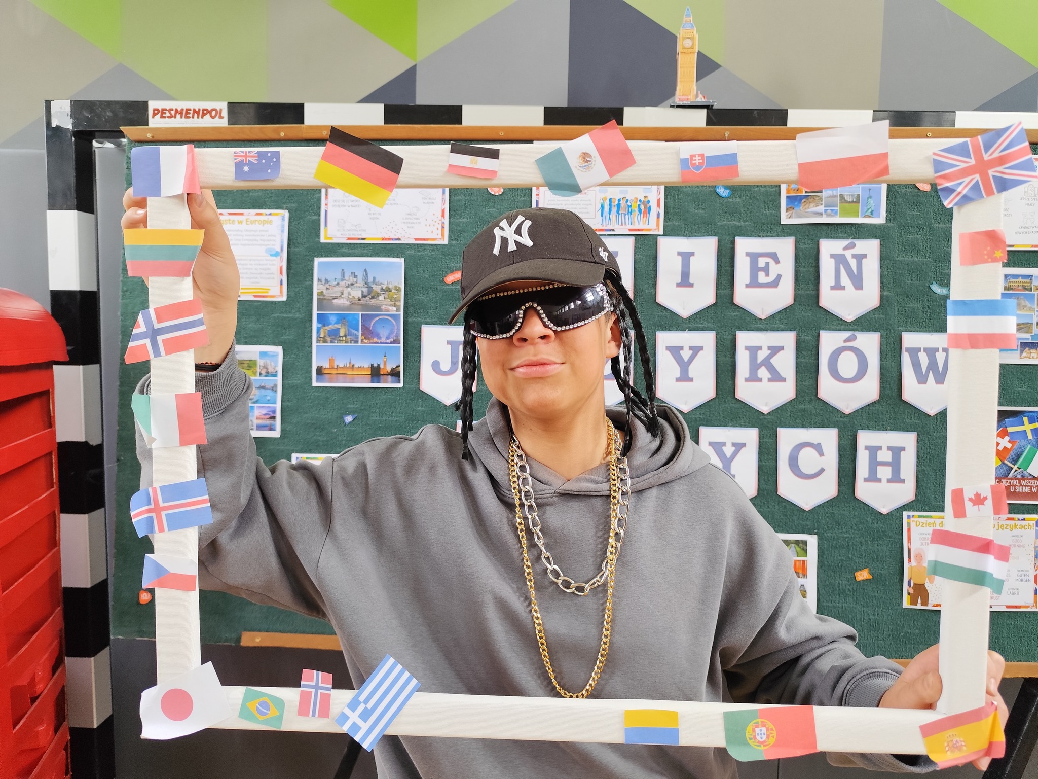 Obraz przedstawiający Dzień Języków Obcych w "Dwójce" – podróż dookoła świata bez wychodzenia ze szkoły