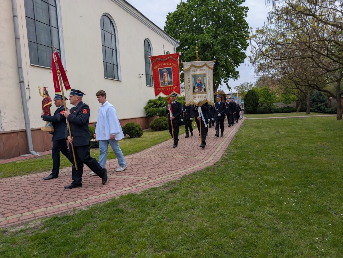 Obraz przedstawiający 60 lat kapłaństwa ks. Jana Chmiela i odpust w Cieszanowie
