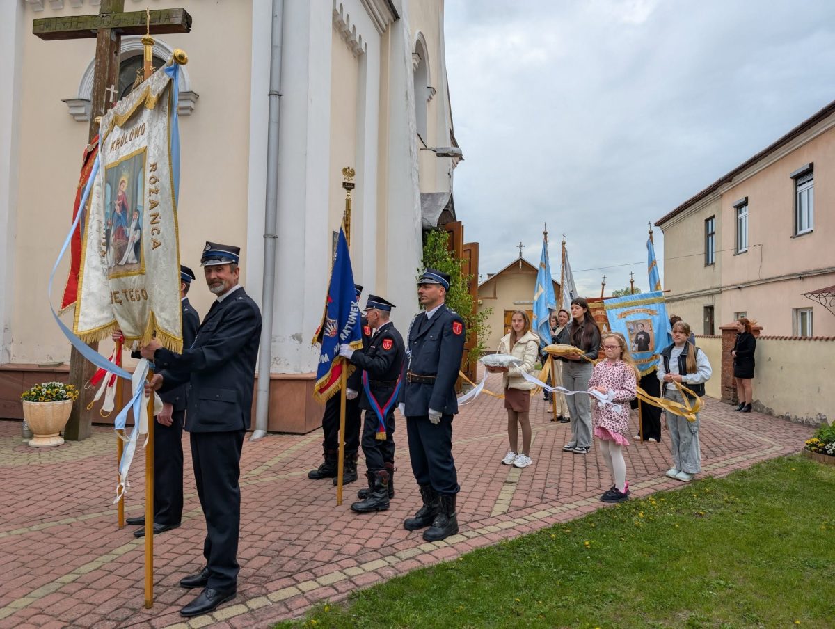 Obraz przedstawiający 60 lat kapłaństwa ks. Jana Chmiela i odpust w Cieszanowie