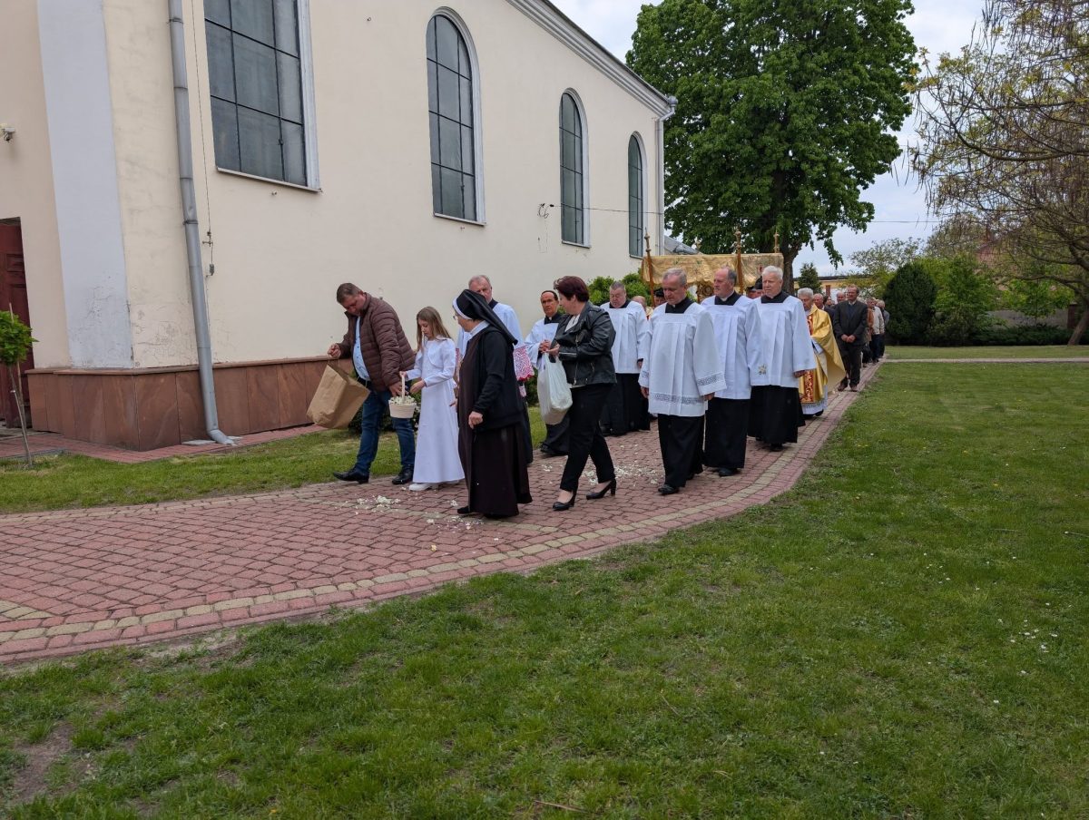Obraz przedstawiający 60 lat kapłaństwa ks. Jana Chmiela i odpust w Cieszanowie