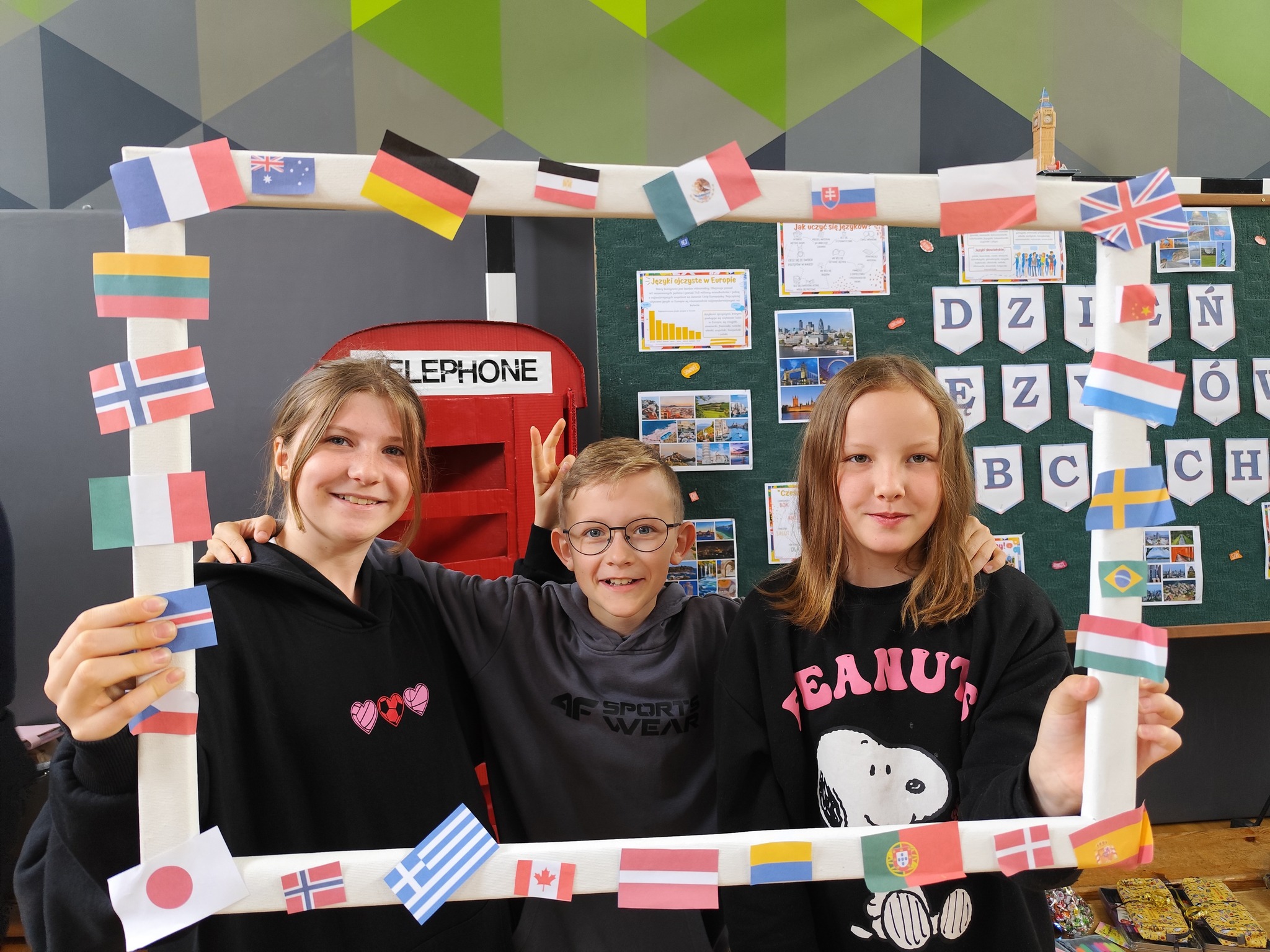 Obraz przedstawiający Dzień Języków Obcych w "Dwójce" – podróż dookoła świata bez wychodzenia ze szkoły