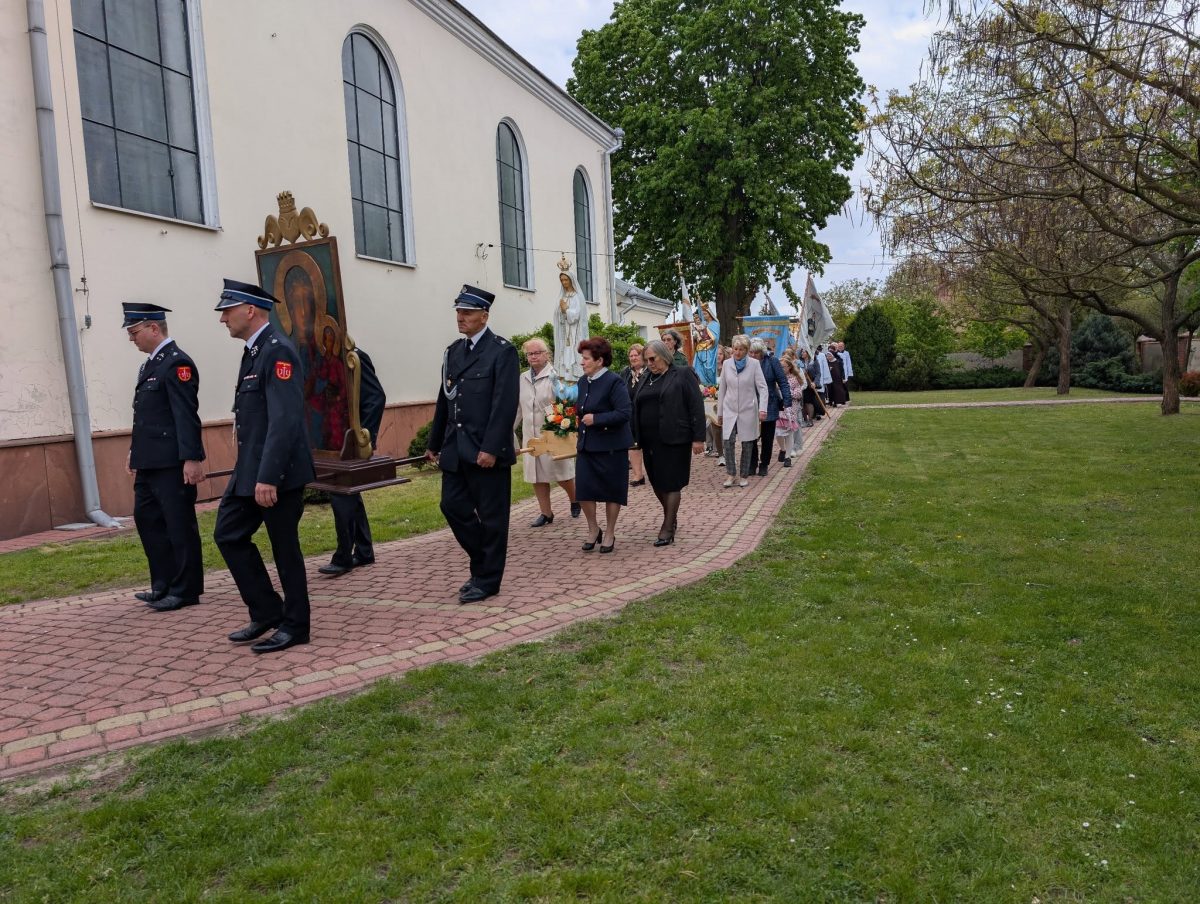 Obraz przedstawiający 60 lat kapłaństwa ks. Jana Chmiela i odpust w Cieszanowie