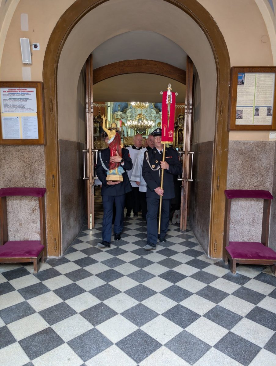 Obraz przedstawiający 60 lat kapłaństwa ks. Jana Chmiela i odpust w Cieszanowie