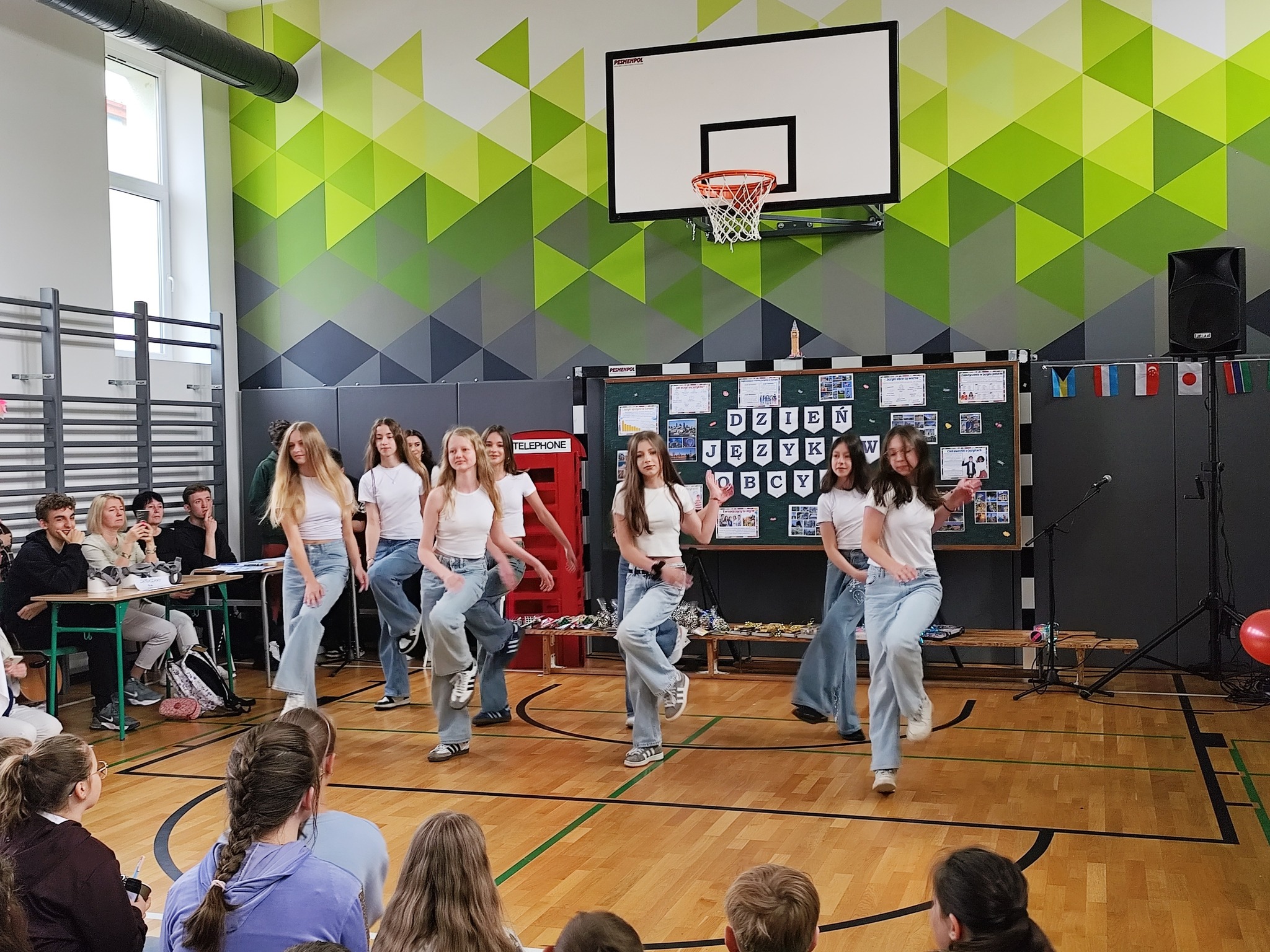 Obraz przedstawiający Dzień Języków Obcych w "Dwójce" – podróż dookoła świata bez wychodzenia ze szkoły