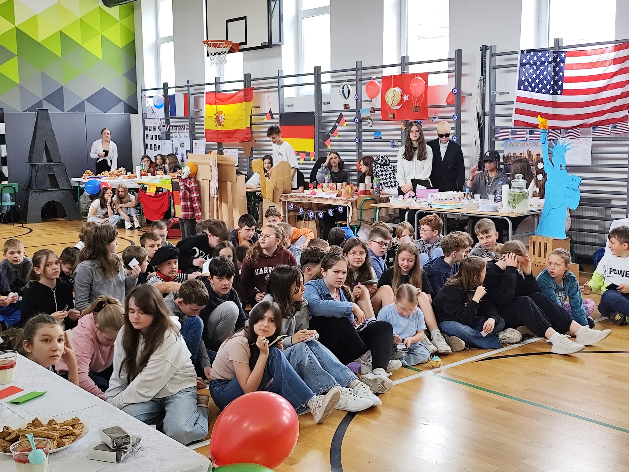 Obraz przedstawiający Dzień Języków Obcych w "Dwójce" – podróż dookoła świata bez wychodzenia ze szkoły