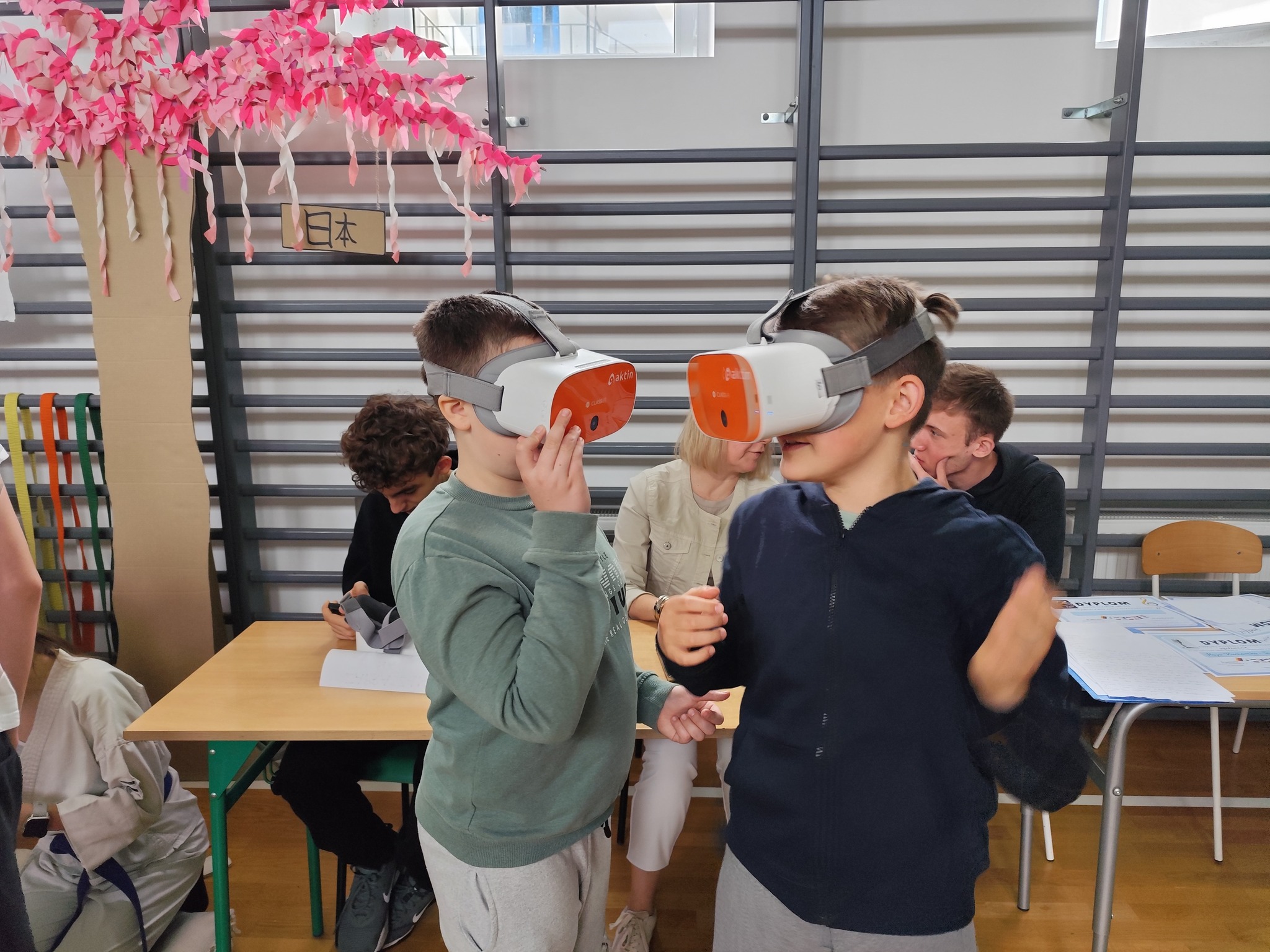 Obraz przedstawiający Dzień Języków Obcych w "Dwójce" – podróż dookoła świata bez wychodzenia ze szkoły