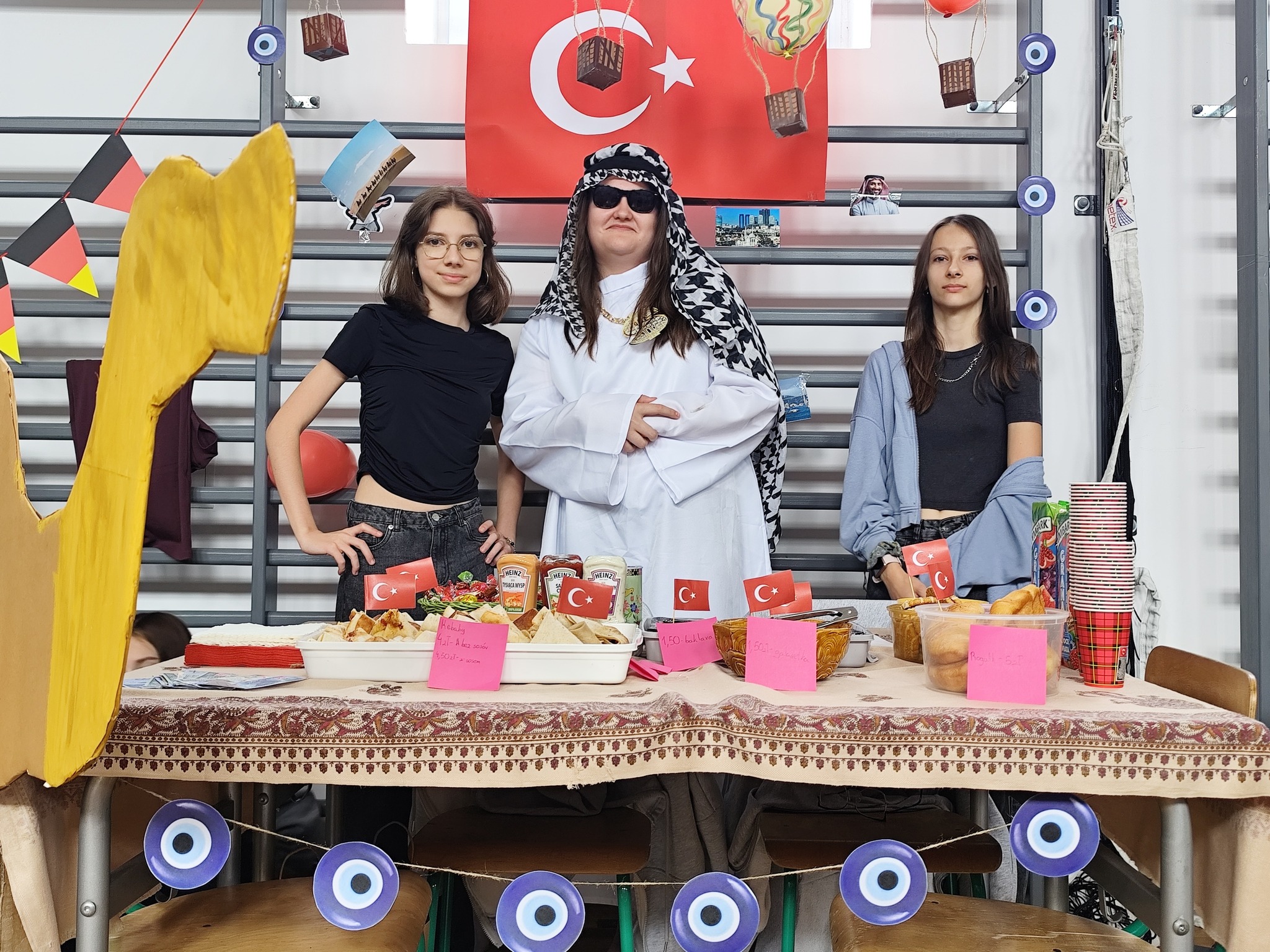 Obraz przedstawiający Dzień Języków Obcych w "Dwójce" – podróż dookoła świata bez wychodzenia ze szkoły