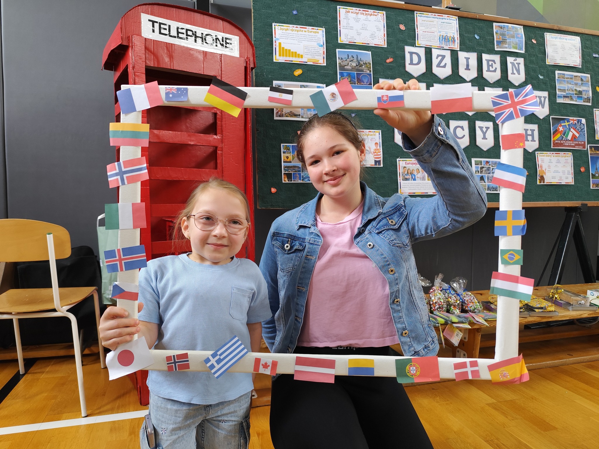 Obraz przedstawiający Dzień Języków Obcych w "Dwójce" – podróż dookoła świata bez wychodzenia ze szkoły