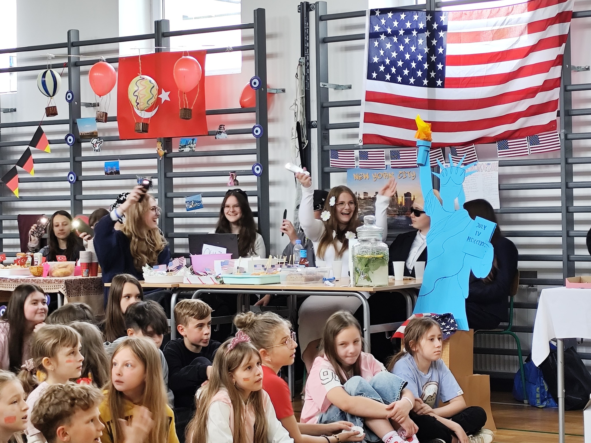 Obraz przedstawiający Dzień Języków Obcych w "Dwójce" – podróż dookoła świata bez wychodzenia ze szkoły