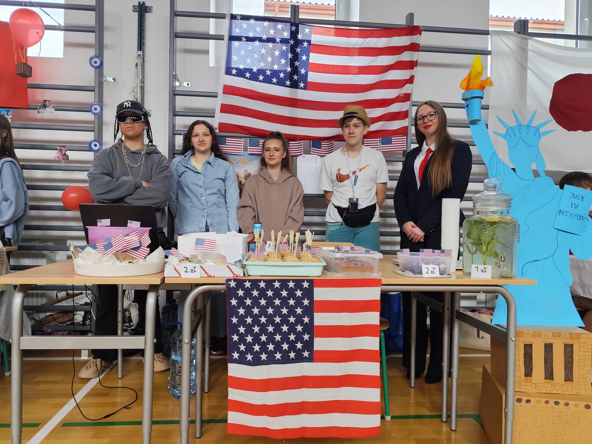 Obraz przedstawiający Dzień Języków Obcych w "Dwójce" – podróż dookoła świata bez wychodzenia ze szkoły