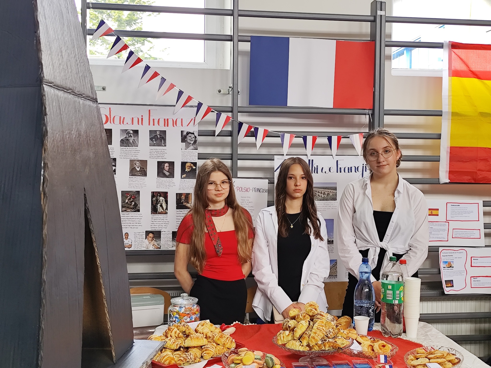 Obraz przedstawiający Dzień Języków Obcych w "Dwójce" – podróż dookoła świata bez wychodzenia ze szkoły