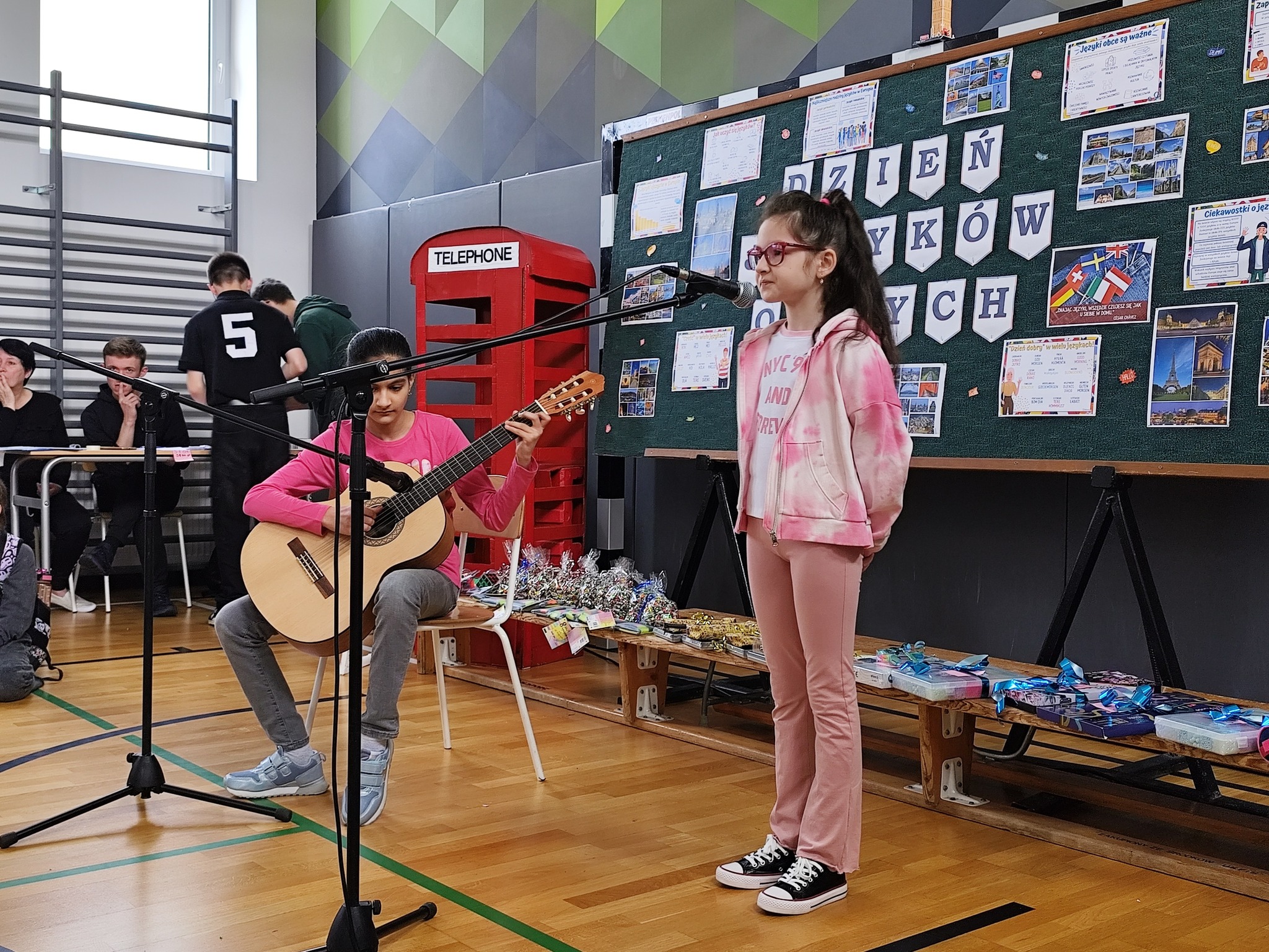 Obraz przedstawiający Dzień Języków Obcych w "Dwójce" – podróż dookoła świata bez wychodzenia ze szkoły