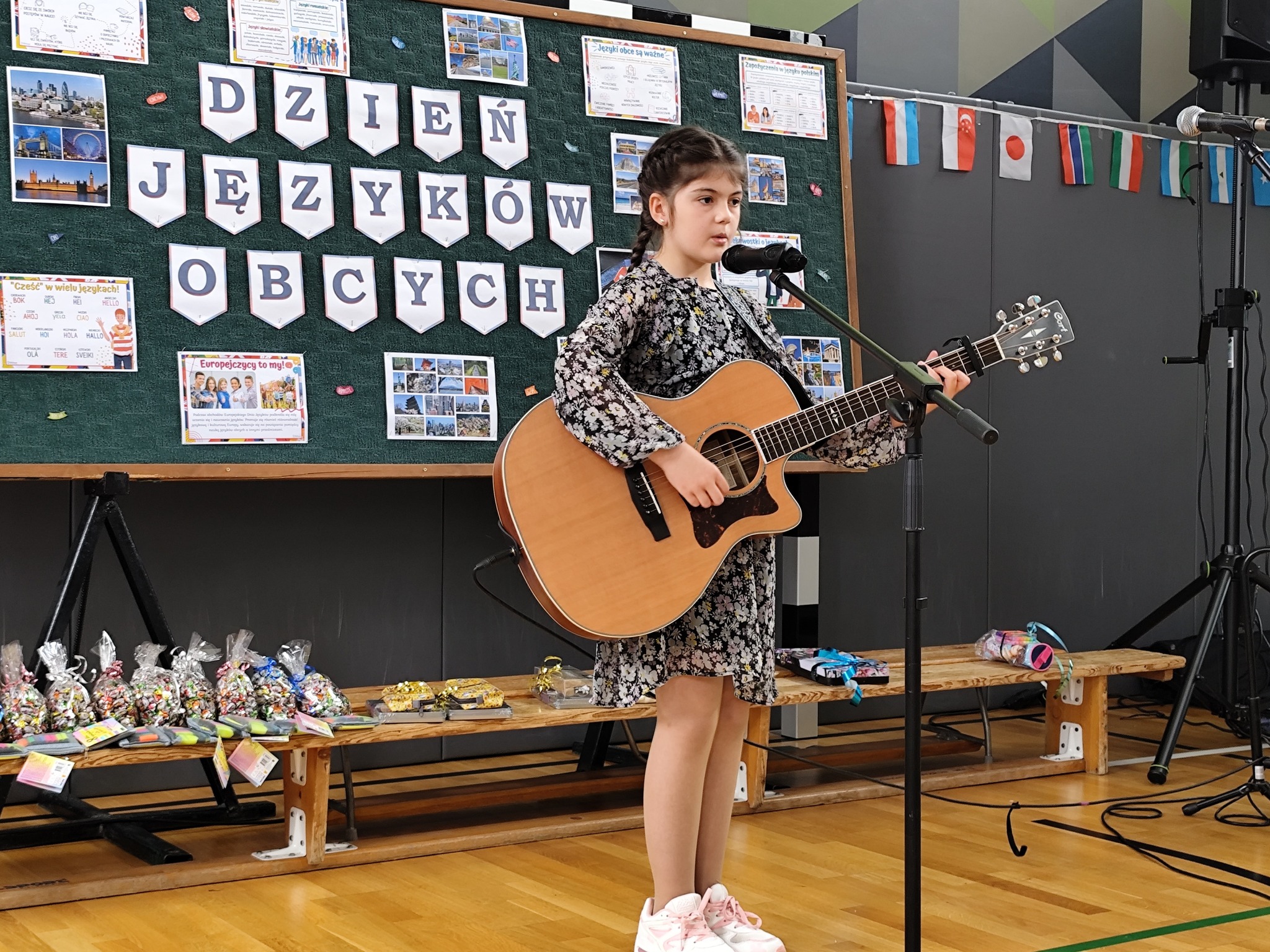 Obraz przedstawiający Dzień Języków Obcych w "Dwójce" – podróż dookoła świata bez wychodzenia ze szkoły