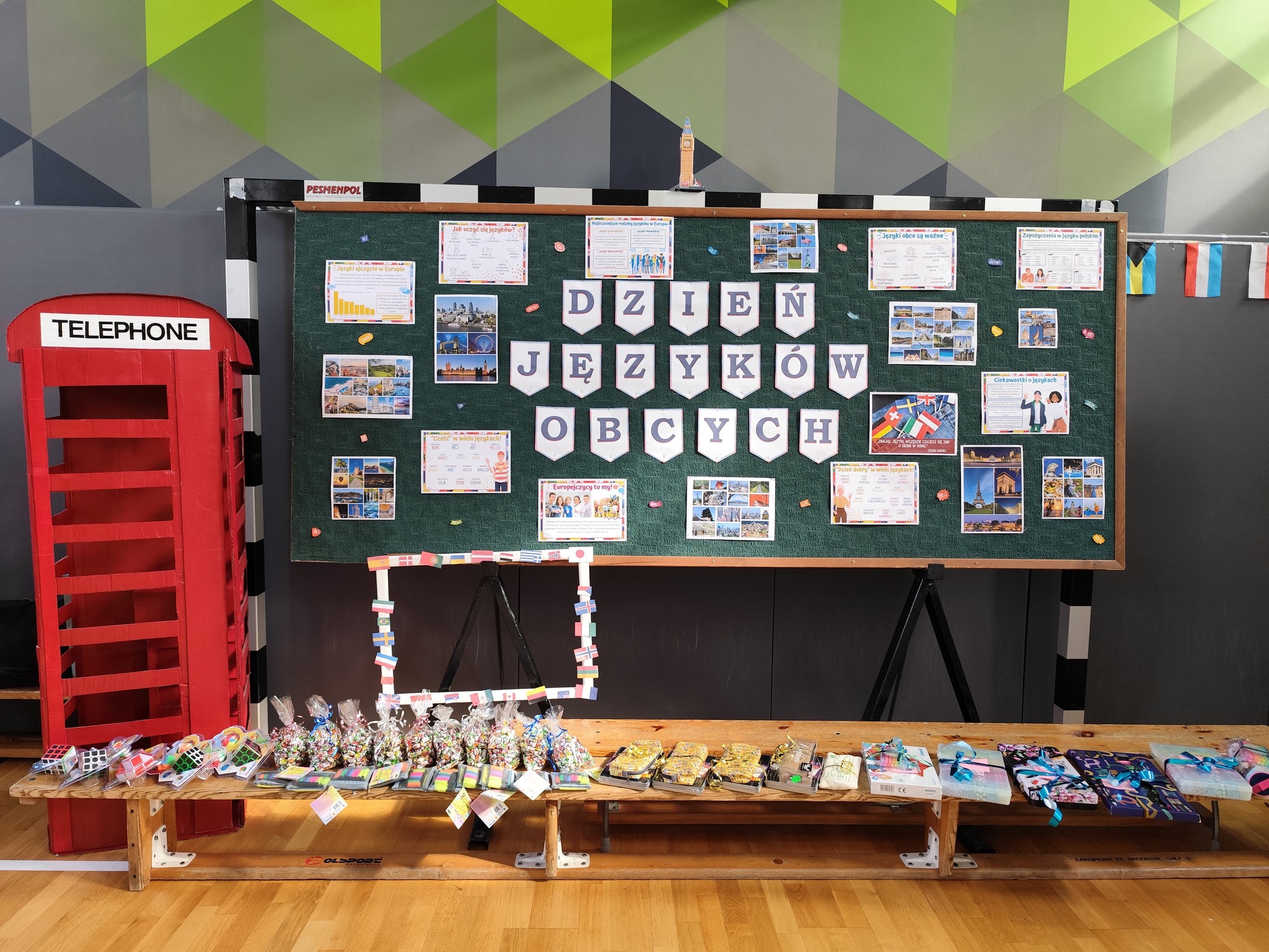 Obraz przedstawiający Dzień Języków Obcych w "Dwójce" – podróż dookoła świata bez wychodzenia ze szkoły