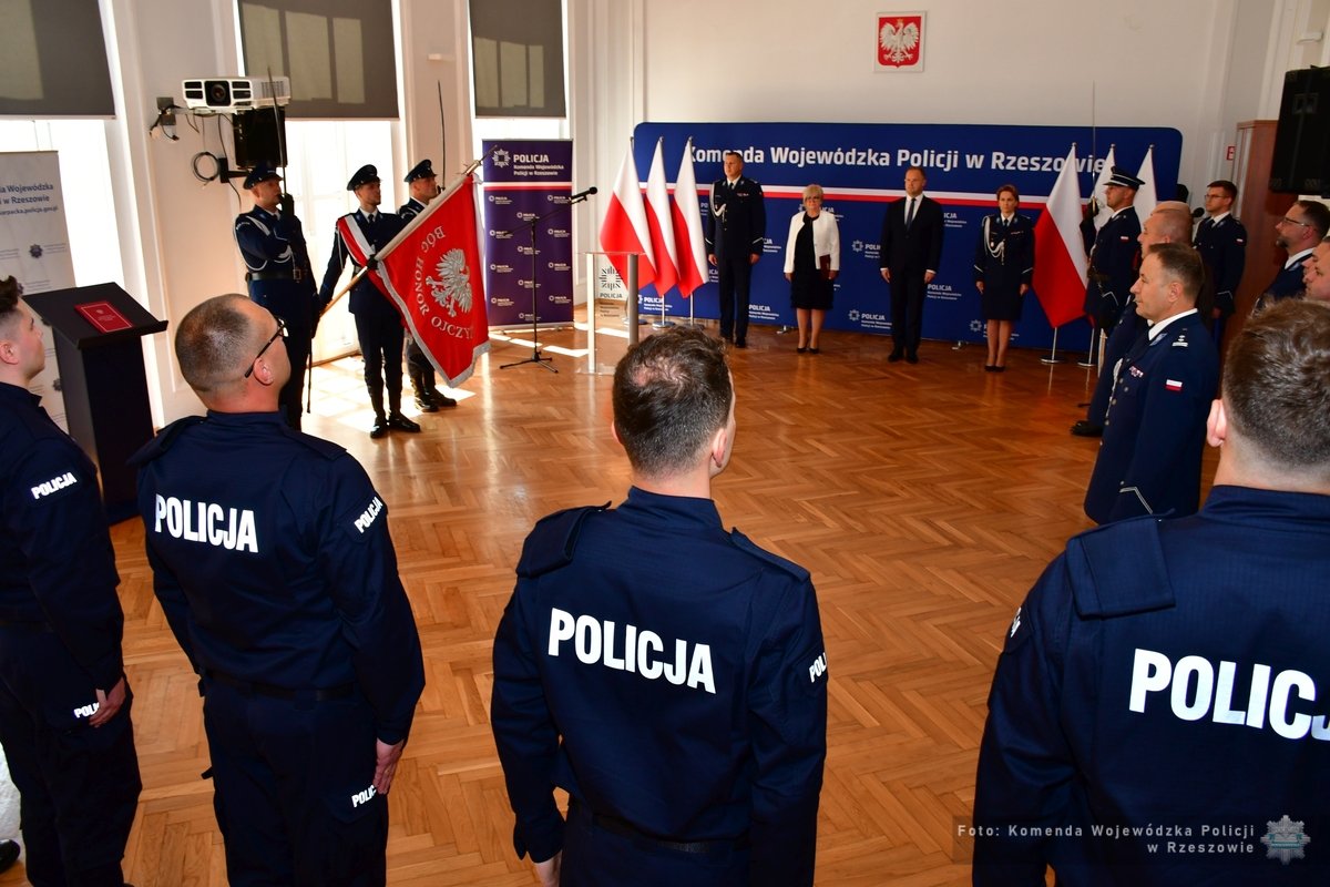 Obraz przedstawiający Nowi funkcjonariusze w szeregach podkarpackiej policji