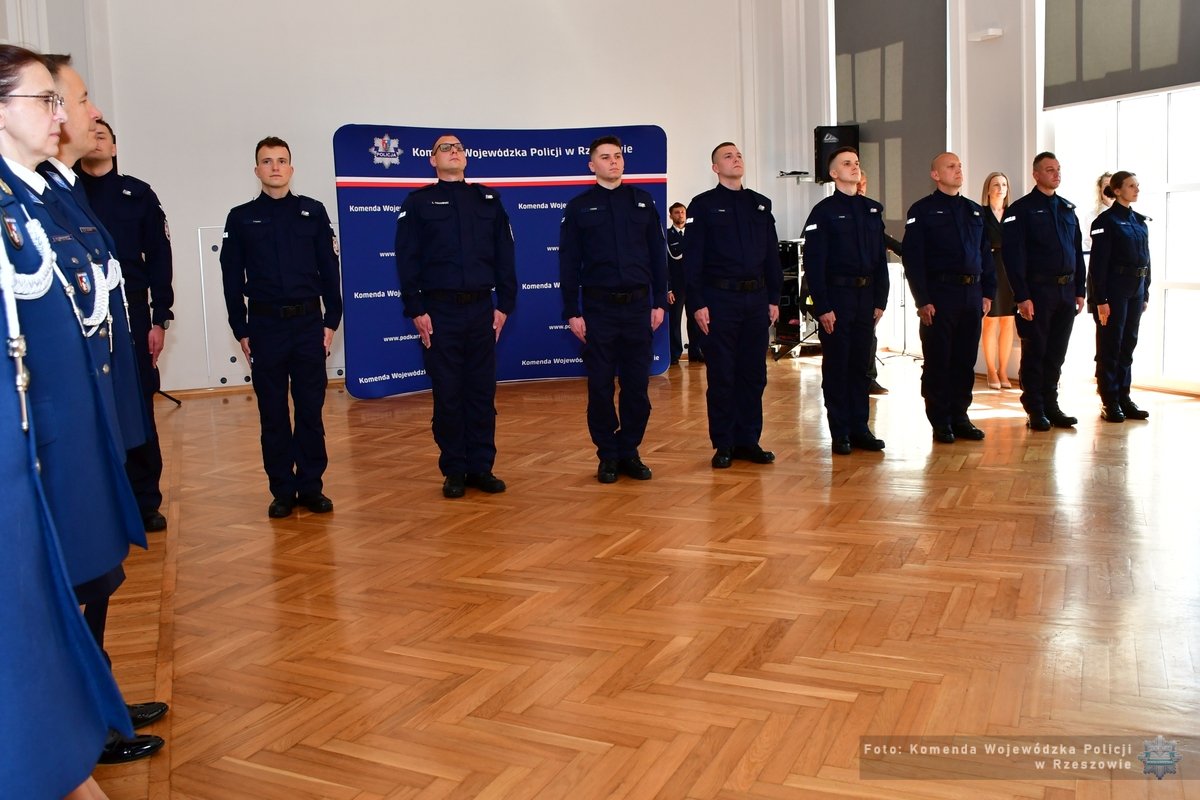 Obraz przedstawiający Nowi funkcjonariusze w szeregach podkarpackiej policji