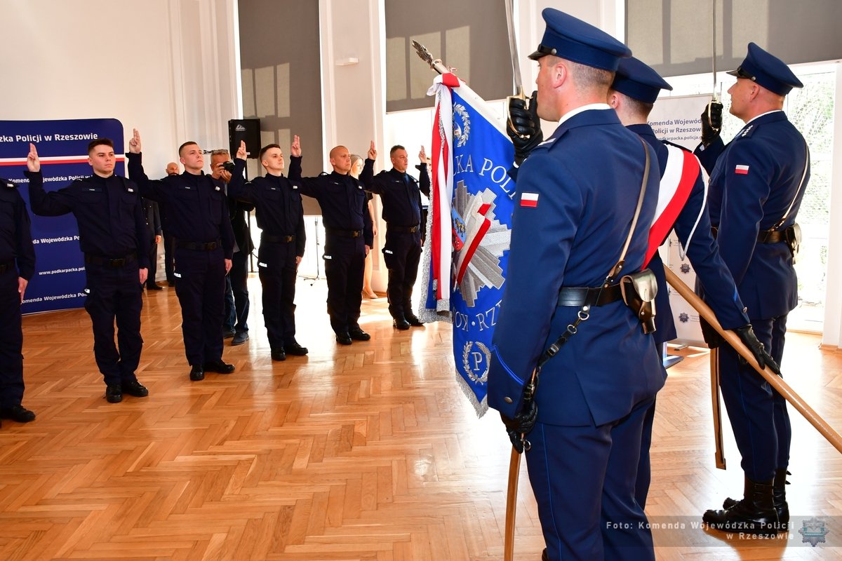 Obraz przedstawiający Nowi funkcjonariusze w szeregach podkarpackiej policji