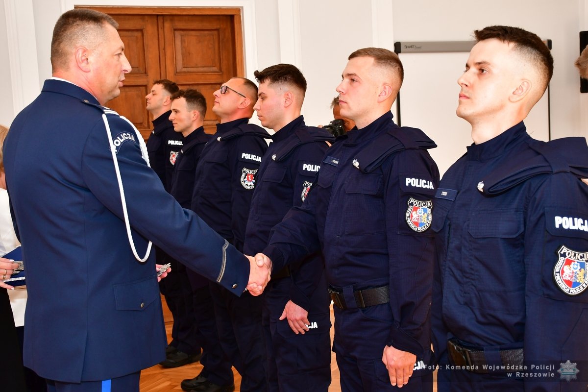 Obraz przedstawiający Nowi funkcjonariusze w szeregach podkarpackiej policji