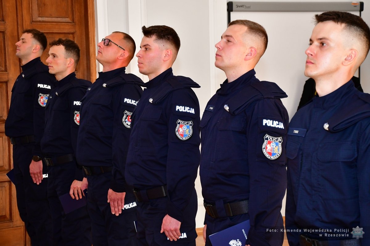 Obraz przedstawiający Nowi funkcjonariusze w szeregach podkarpackiej policji