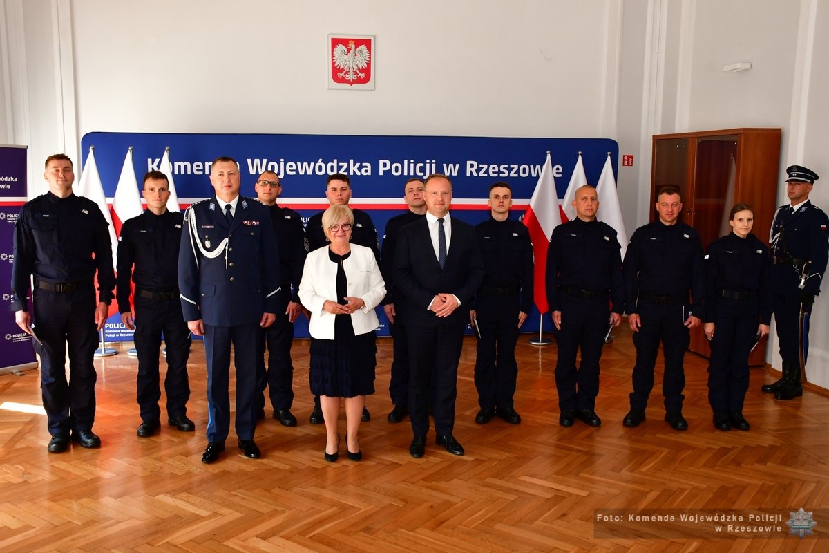 Obraz przedstawiający Nowi funkcjonariusze w szeregach podkarpackiej policji