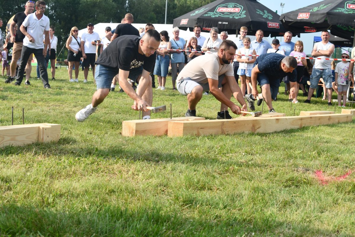 Obraz przedstawiający „Dzień Budowlańca vol. 5.0” – tłumy na stadionie i świetna zabawa w Łukawcu