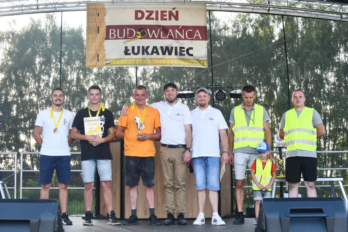 Obraz przedstawiający „Dzień Budowlańca vol. 5.0” – tłumy na stadionie i świetna zabawa w Łukawcu