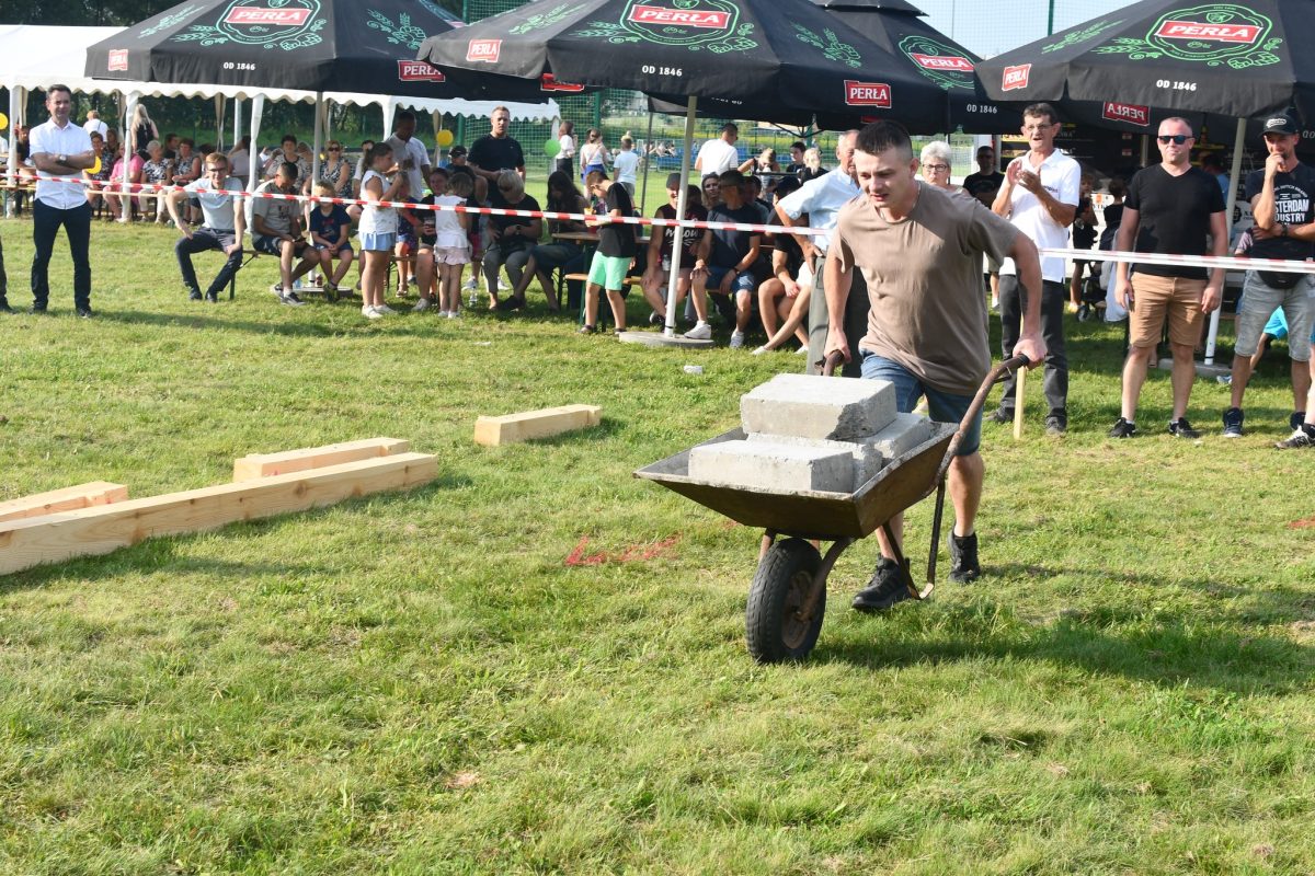Obraz przedstawiający „Dzień Budowlańca vol. 5.0” – tłumy na stadionie i świetna zabawa w Łukawcu