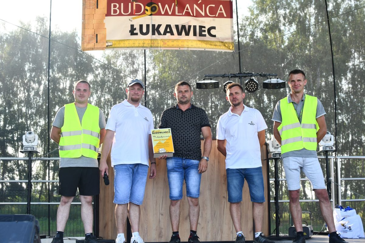 Obraz przedstawiający „Dzień Budowlańca vol. 5.0” – tłumy na stadionie i świetna zabawa w Łukawcu