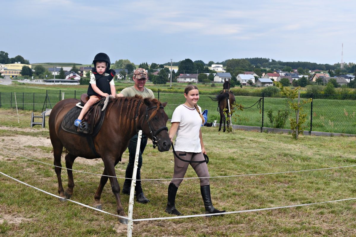 Obraz przedstawiający „Dzień Budowlańca vol. 5.0” – tłumy na stadionie i świetna zabawa w Łukawcu