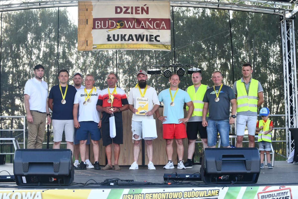 Obraz przedstawiający „Dzień Budowlańca vol. 5.0” – tłumy na stadionie i świetna zabawa w Łukawcu