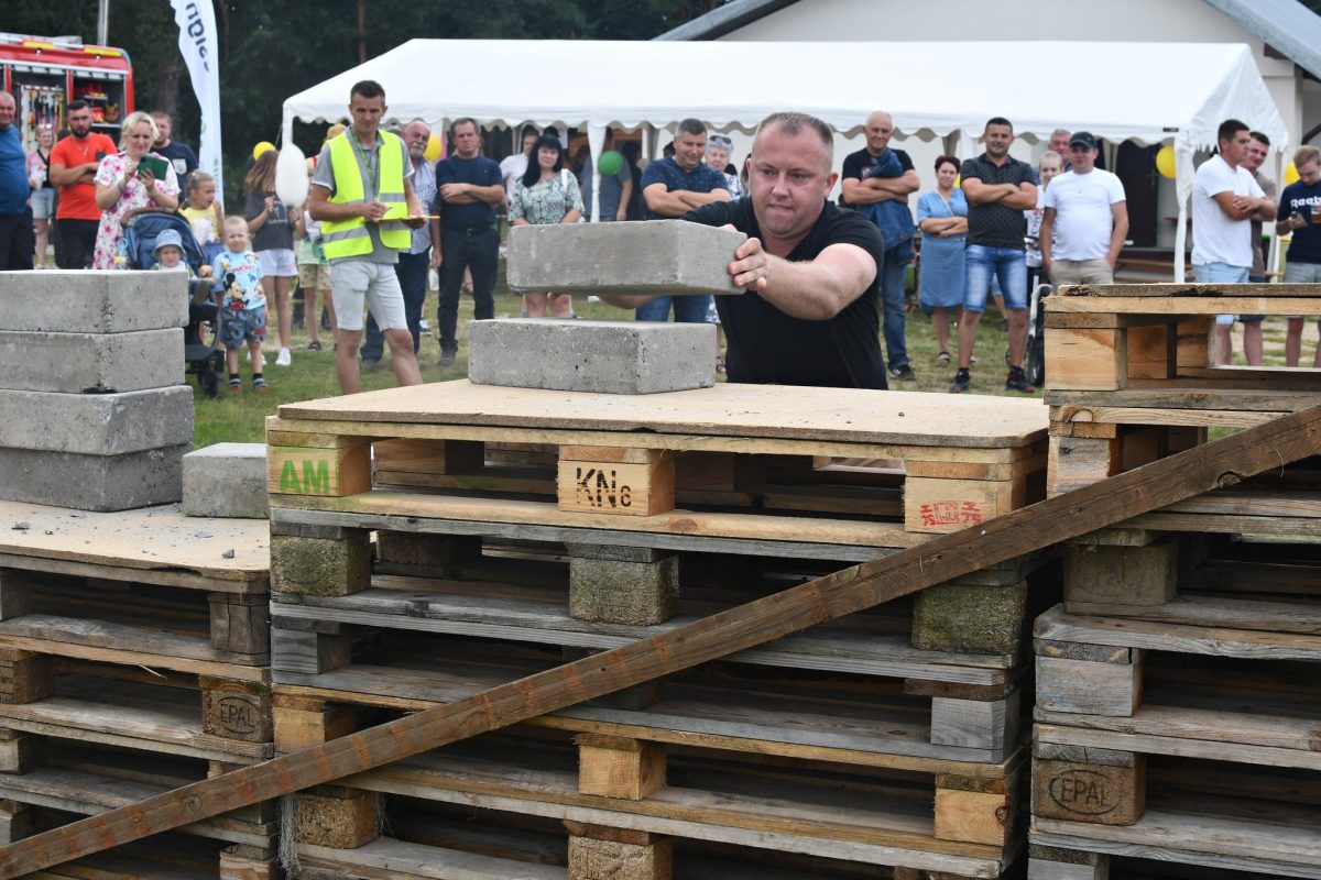 Obraz przedstawiający „Dzień Budowlańca vol. 5.0” – tłumy na stadionie i świetna zabawa w Łukawcu