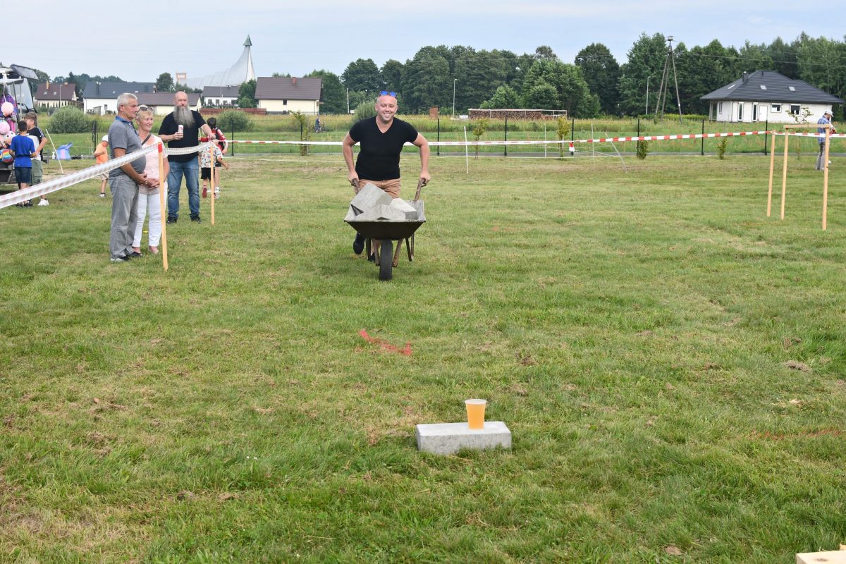 Obraz przedstawiający „Dzień Budowlańca vol. 5.0” – tłumy na stadionie i świetna zabawa w Łukawcu