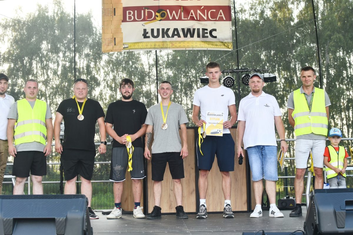 Obraz przedstawiający „Dzień Budowlańca vol. 5.0” – tłumy na stadionie i świetna zabawa w Łukawcu