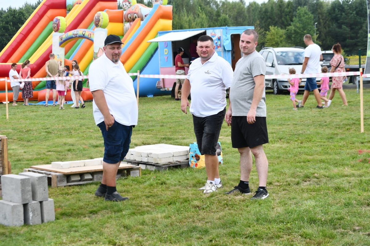 Obraz przedstawiający „Dzień Budowlańca vol. 5.0” – tłumy na stadionie i świetna zabawa w Łukawcu