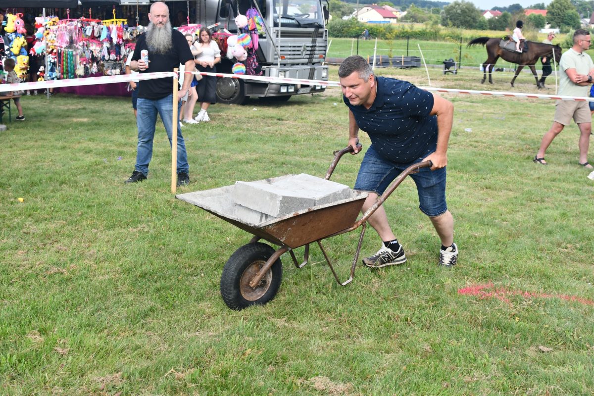 Obraz przedstawiający „Dzień Budowlańca vol. 5.0” – tłumy na stadionie i świetna zabawa w Łukawcu