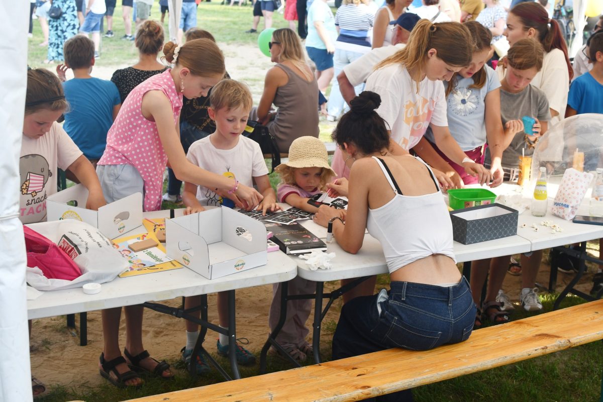 Obraz przedstawiający „Dzień Budowlańca vol. 5.0” – tłumy na stadionie i świetna zabawa w Łukawcu