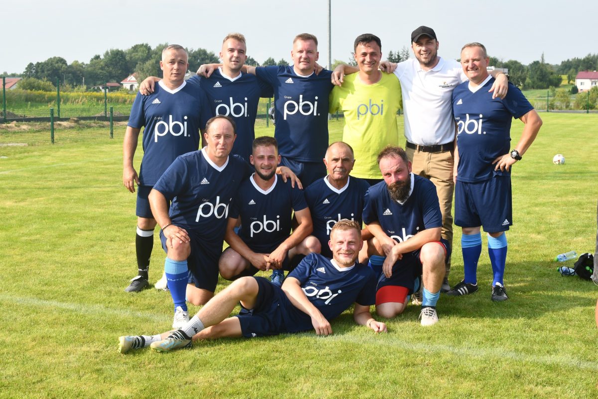 Obraz przedstawiający „Dzień Budowlańca vol. 5.0” – tłumy na stadionie i świetna zabawa w Łukawcu