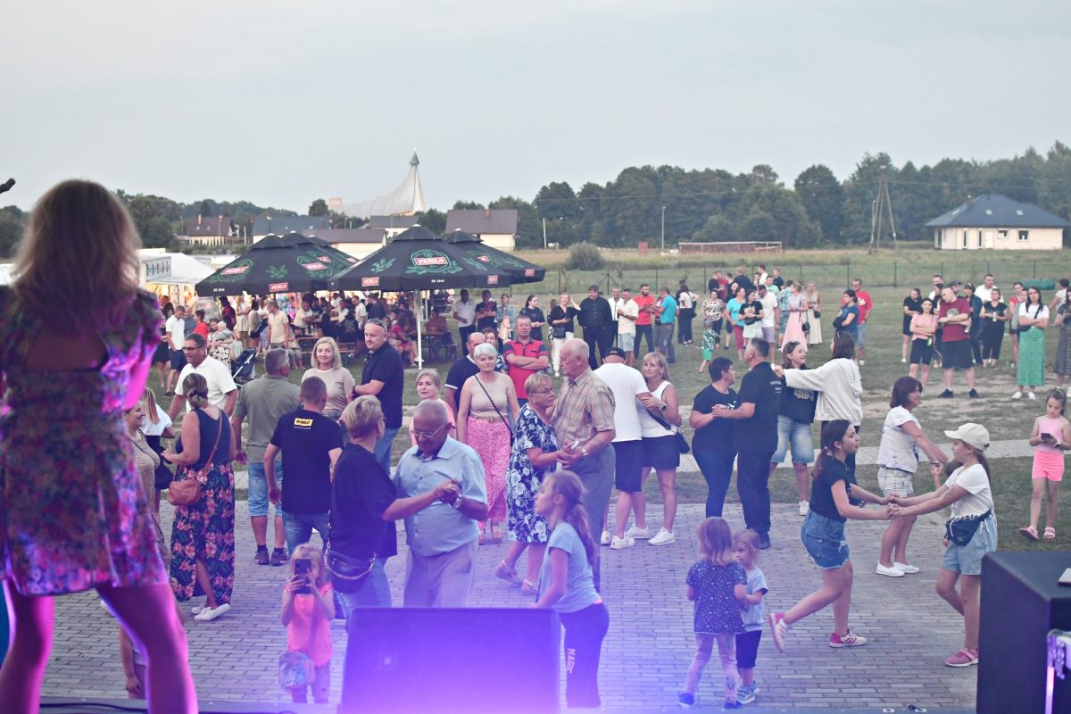 Obraz przedstawiający „Dzień Budowlańca vol. 5.0” – tłumy na stadionie i świetna zabawa w Łukawcu