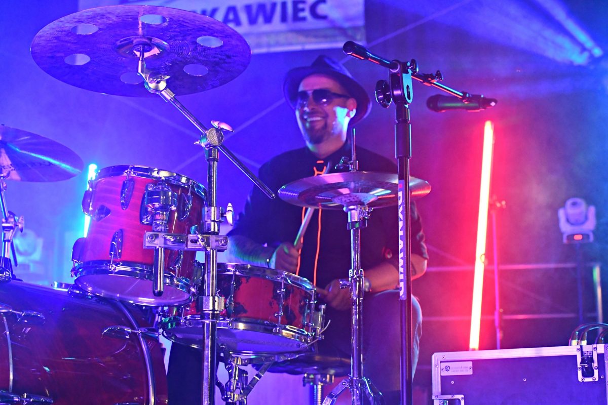 Obraz przedstawiający „Dzień Budowlańca vol. 5.0” – tłumy na stadionie i świetna zabawa w Łukawcu