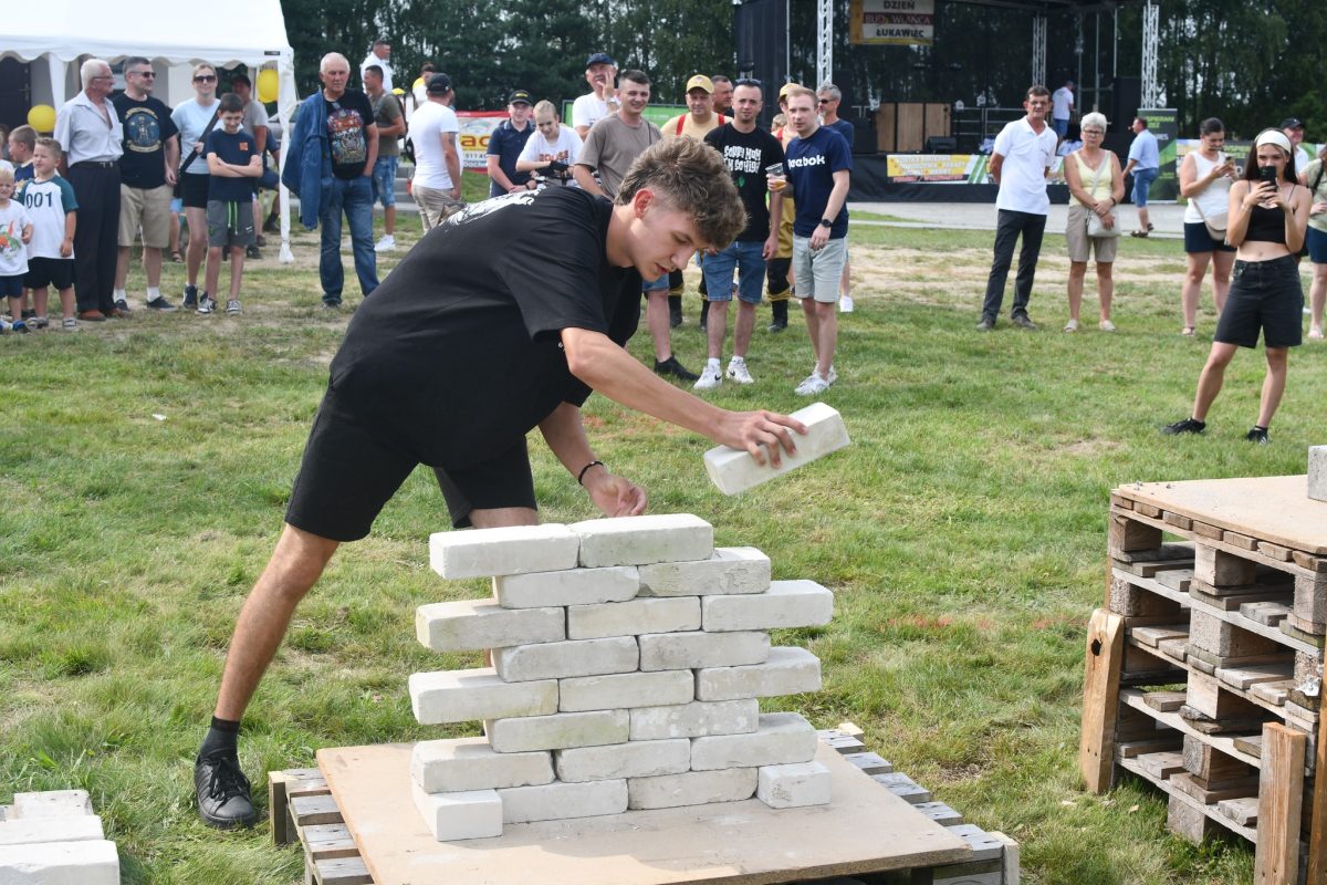 Obraz przedstawiający „Dzień Budowlańca vol. 5.0” – tłumy na stadionie i świetna zabawa w Łukawcu