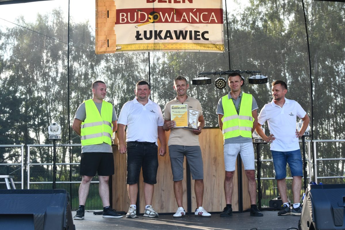 Obraz przedstawiający „Dzień Budowlańca vol. 5.0” – tłumy na stadionie i świetna zabawa w Łukawcu