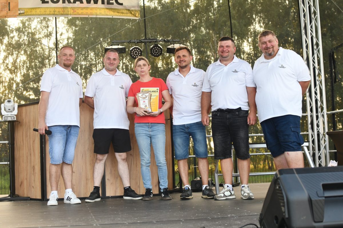 Obraz przedstawiający „Dzień Budowlańca vol. 5.0” – tłumy na stadionie i świetna zabawa w Łukawcu