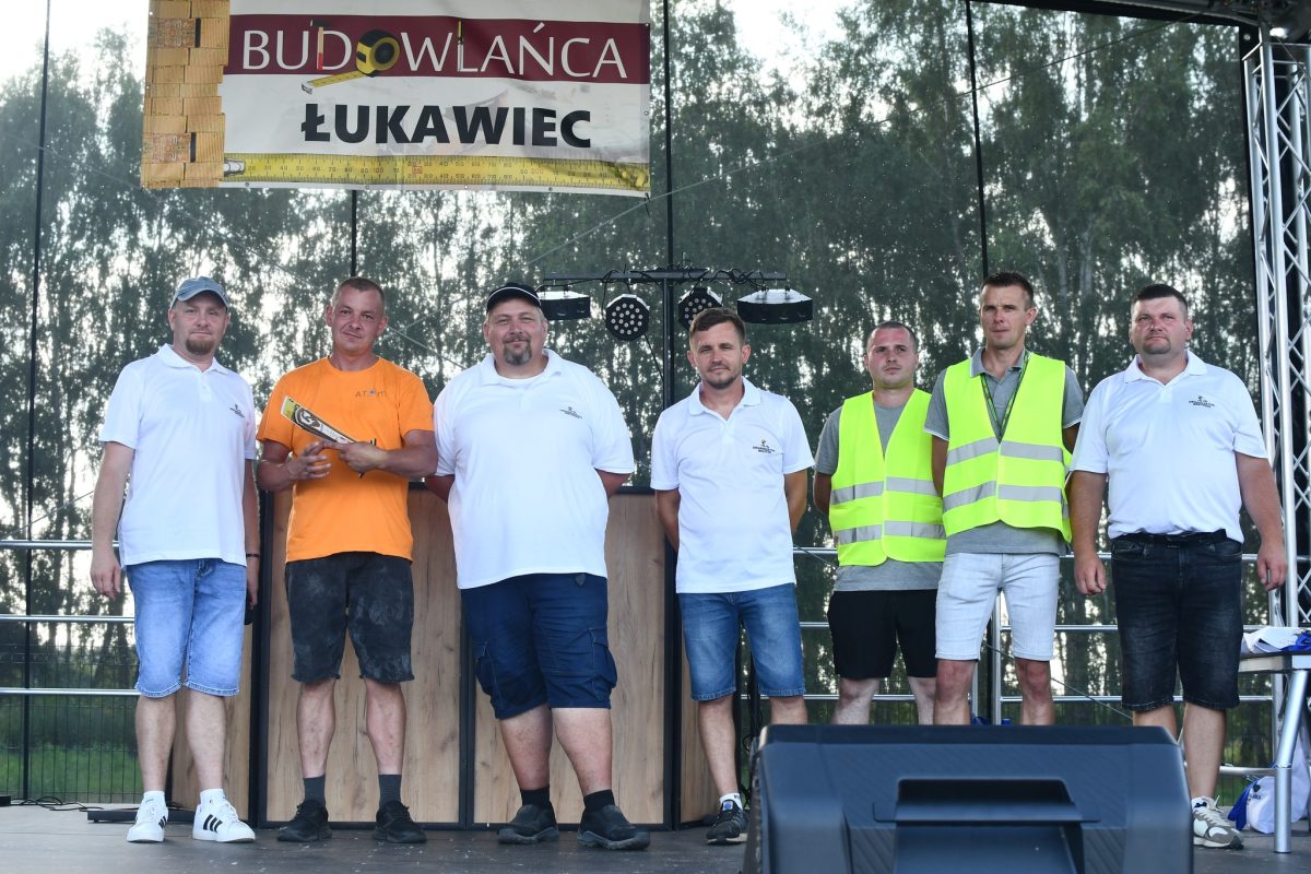 Obraz przedstawiający „Dzień Budowlańca vol. 5.0” – tłumy na stadionie i świetna zabawa w Łukawcu