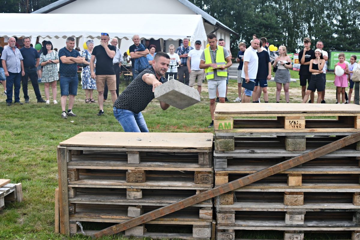 Obraz przedstawiający „Dzień Budowlańca vol. 5.0” – tłumy na stadionie i świetna zabawa w Łukawcu