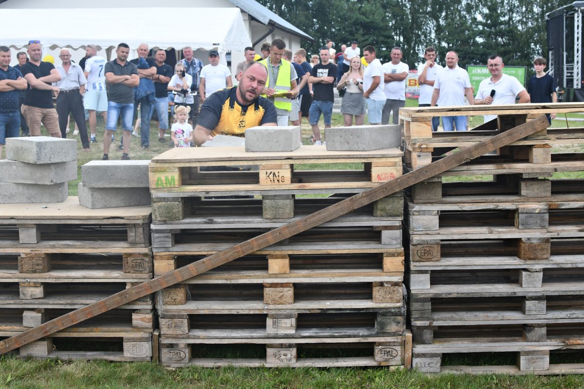 Obraz przedstawiający „Dzień Budowlańca vol. 5.0” – tłumy na stadionie i świetna zabawa w Łukawcu