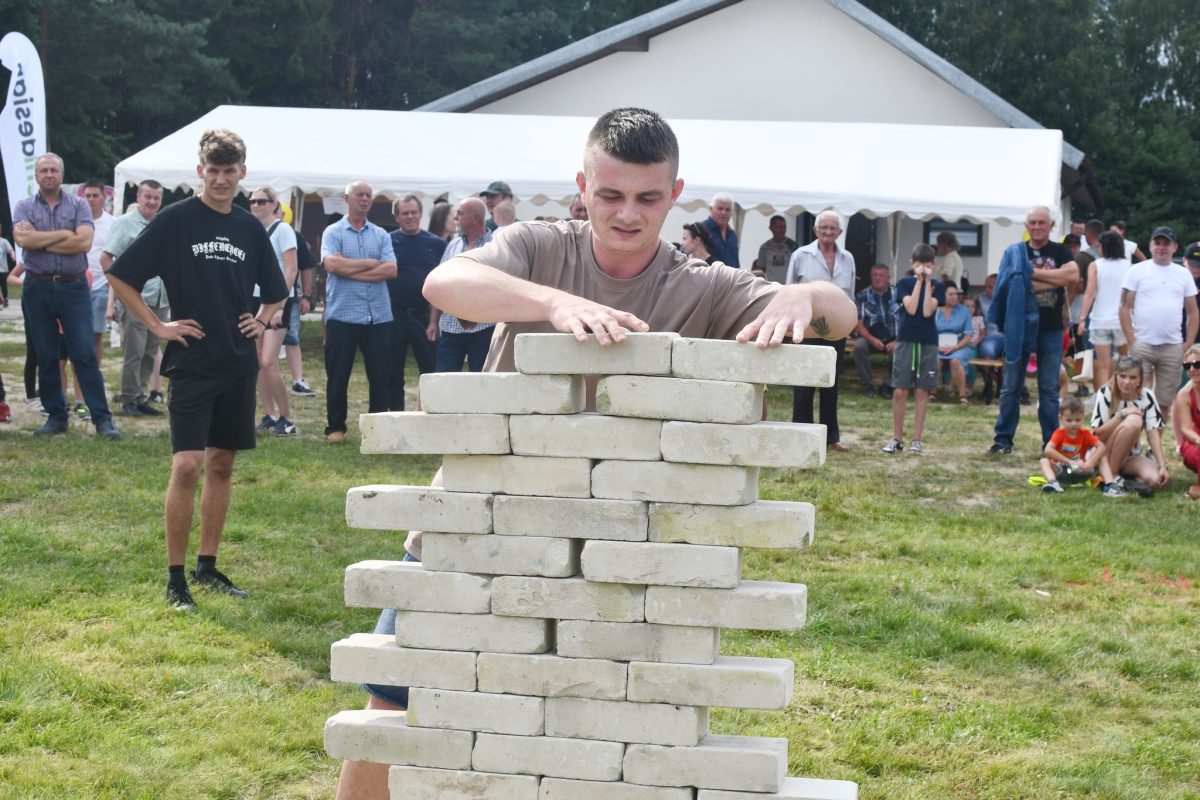 Obraz przedstawiający „Dzień Budowlańca vol. 5.0” – tłumy na stadionie i świetna zabawa w Łukawcu