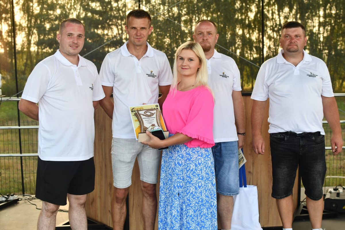 Obraz przedstawiający „Dzień Budowlańca vol. 5.0” – tłumy na stadionie i świetna zabawa w Łukawcu