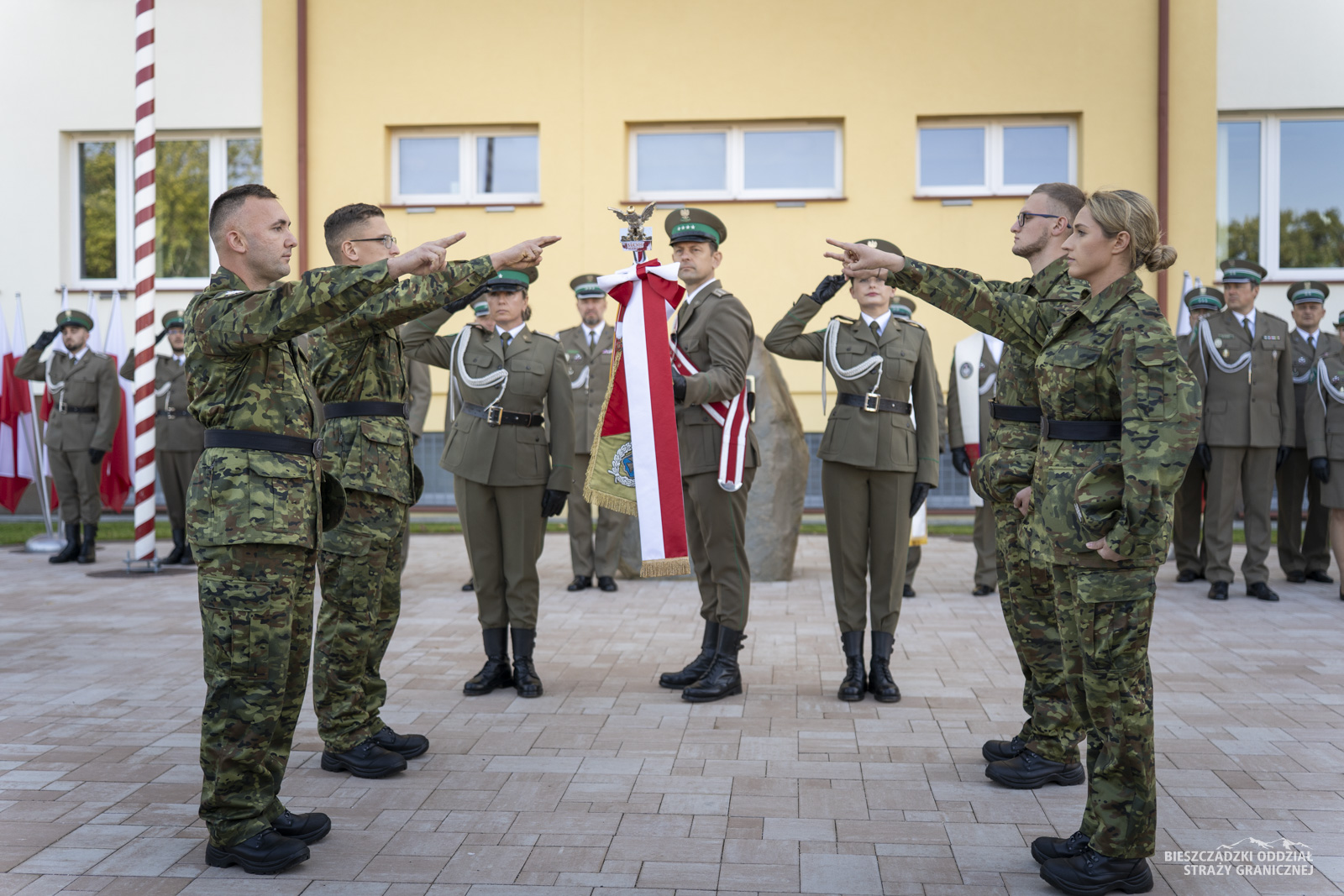 Obraz przedstawiający Nowi funkcjonariusze złożyli ślubowanie w BiOSG w Przemyślu [ZDJĘCIA]
