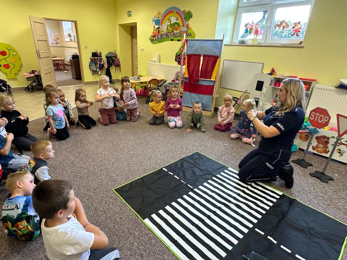 Obraz przedstawiający Policjanci uczą dzieci bezpiecznej drogi do szkoły